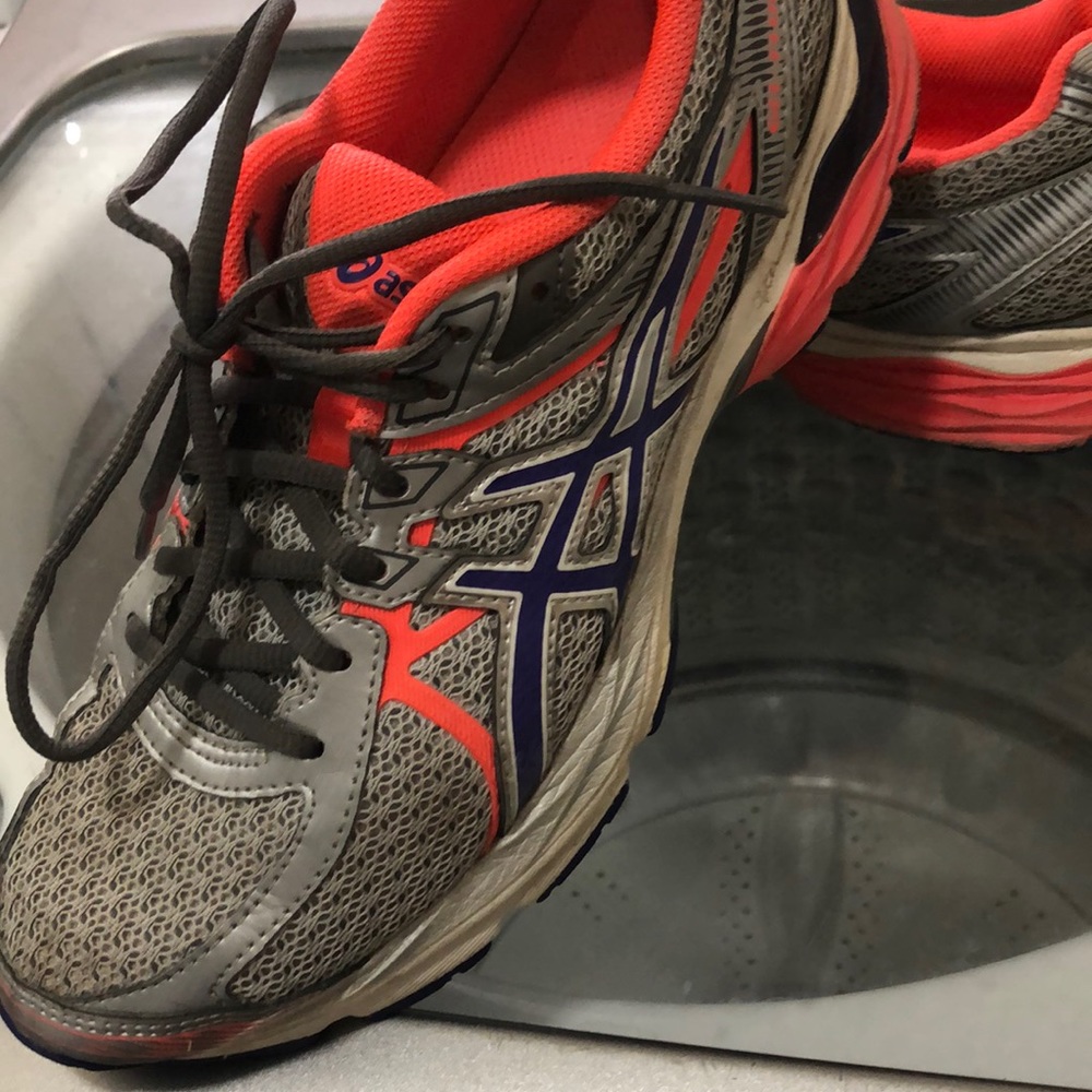 EUC ASICS TENNIS SHOES